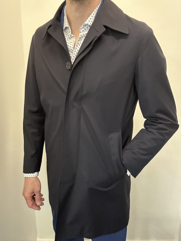 Impermeabile outfit - immagine 3